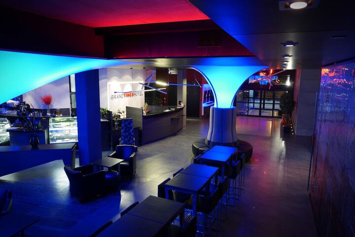 Lounge 42 of 69