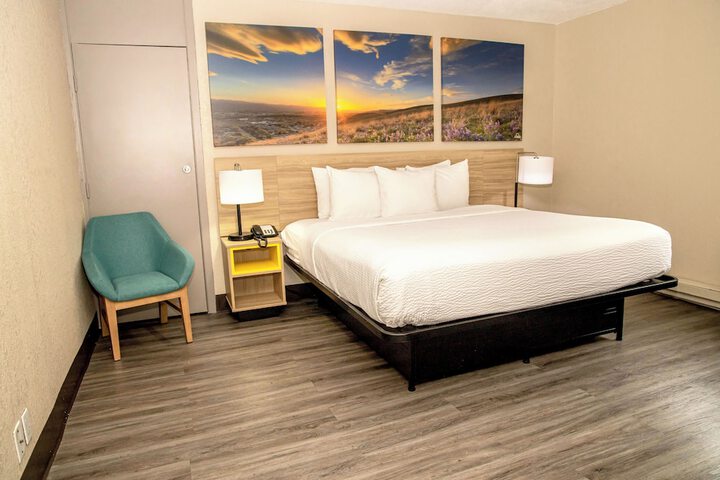 Days Inn and Suites by Wyndham Hammond IN