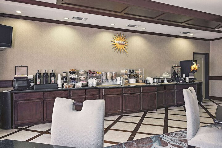 La Quinta Inn & Suites by Wyndham DFW Airport West - Euless