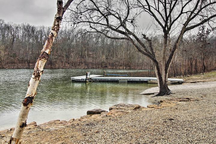 Stockton Lake Escape w / Kitchen Half Mile to Lake