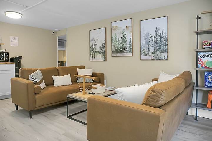 Lounge 103 of 112