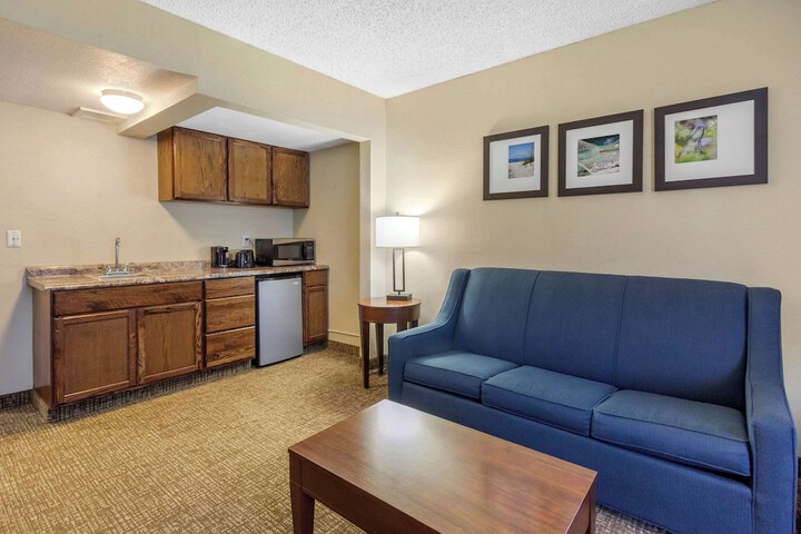 Room 33 of 60