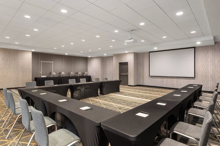 Holiday Inn & Suites Detroit - Troy by IHG