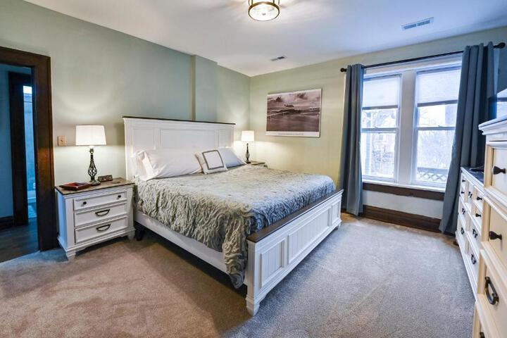 Sr Pilot Earhart Hangar Suite 2 br K & Q, 1 Ba
