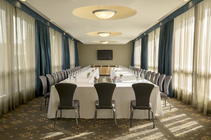 Belamar Hotel Manhattan Beach Tapestry Collection by Hilton