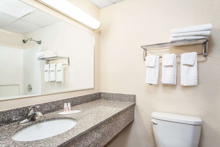 Super 8 by Wyndham Oneonta / Cooperstown