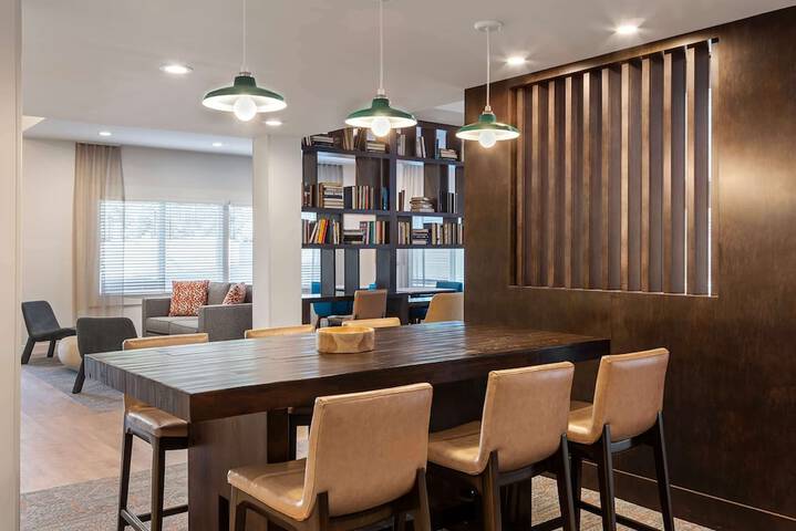 Business Center 70 of 75