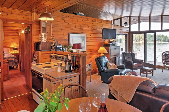 Newport Cabin w / Lakefront Private Porch & Grill!