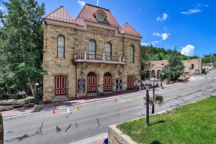 Cozy Home w / Deck & Mtn Views Walk to Casinos