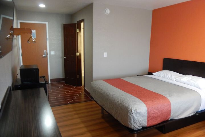 Motel 6 Rossford OH