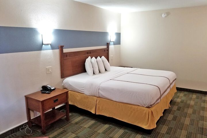 Room 11 of 18