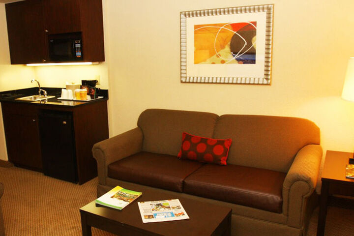 SAWGRASS GRAND HOTEL AND SUITES SPORTS C
