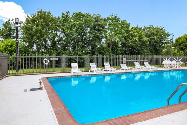 Pool 10 of 33