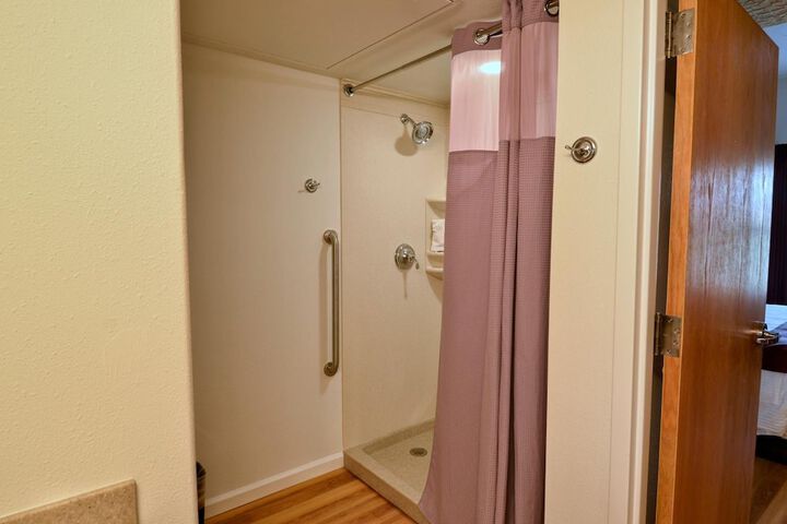 Room 8 of 28