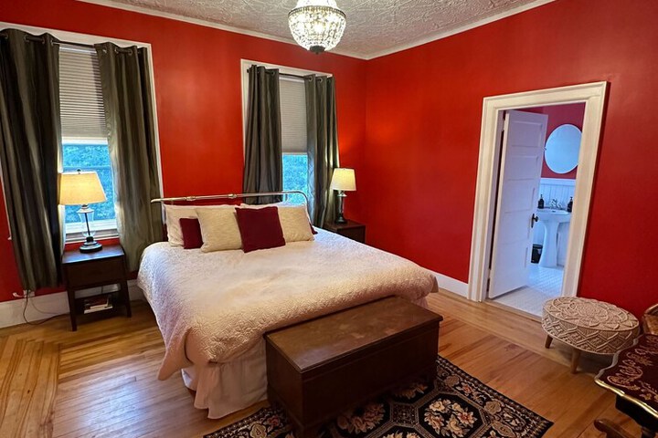 Room 33 of 79