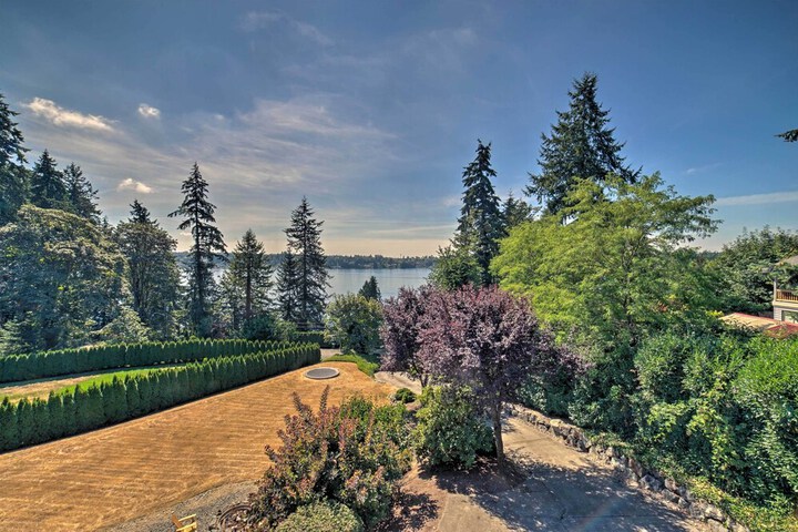 Spacious Lake Stevens Home w / Fire Pit Patio