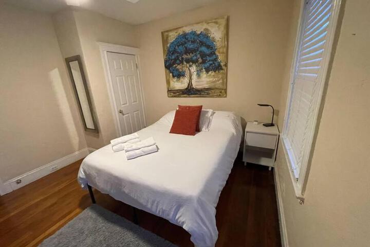 Cozy Large House close to TUFTS / Harvard/MIT 4BR