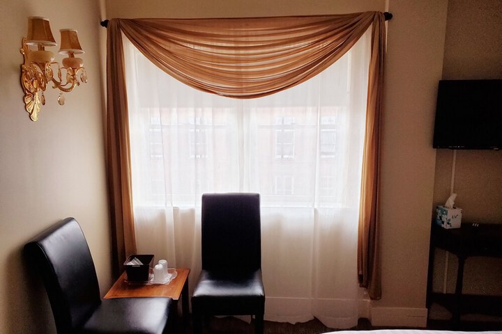 Room 72 of 208