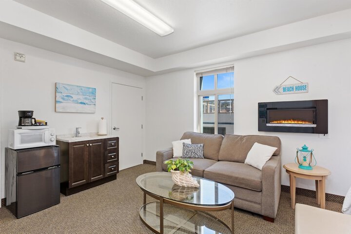 Beach House Inn & Suites