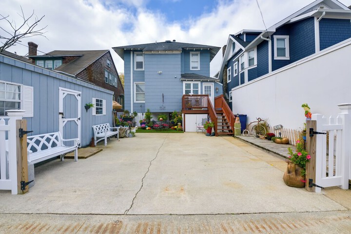 Cozy Ventnor Getaway: Walk to Public Beach!