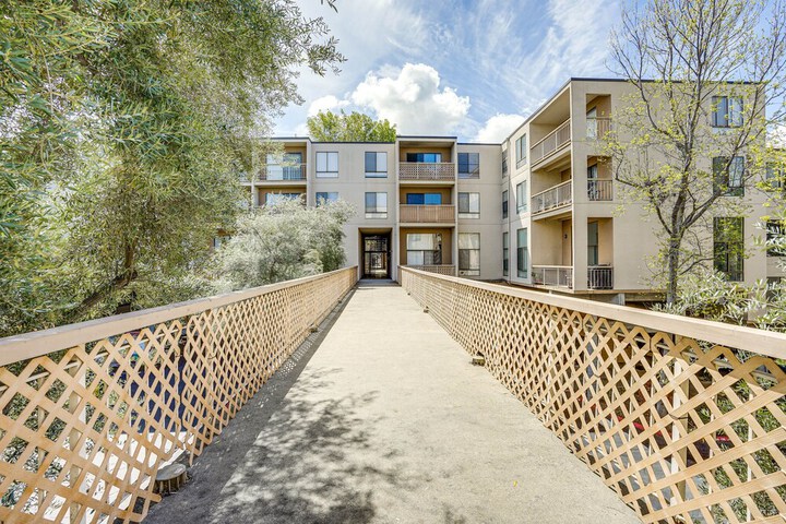 Tranquil Walnut Creek Condo w / Community Amenities
