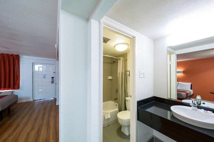 Motel 6 Dallas TX - Farmers Branch