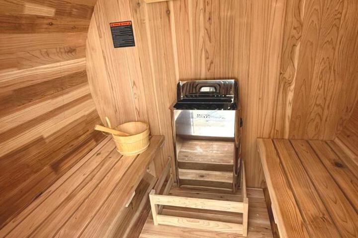 Cozy Cottage with Jacuzzi Sauna, Fire Pit and Reading Nook!