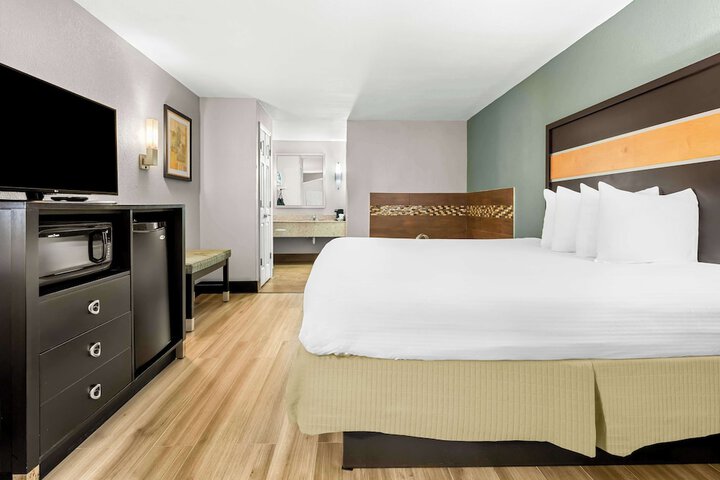 Room 20 of 33