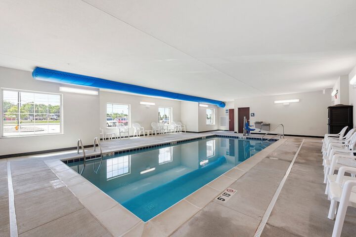 Cobblestone Hotel & Suites - Urbana