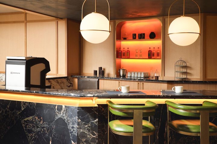 Lounge 62 of 76