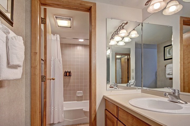 VS645H Village Square 1Br 1Ba Hotel Room