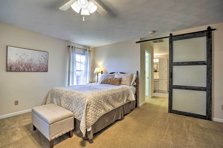Delightful Tipp City Unit w / Covered Patio!