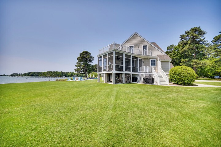 Bayfront White Stone Escape w / Private Beach!