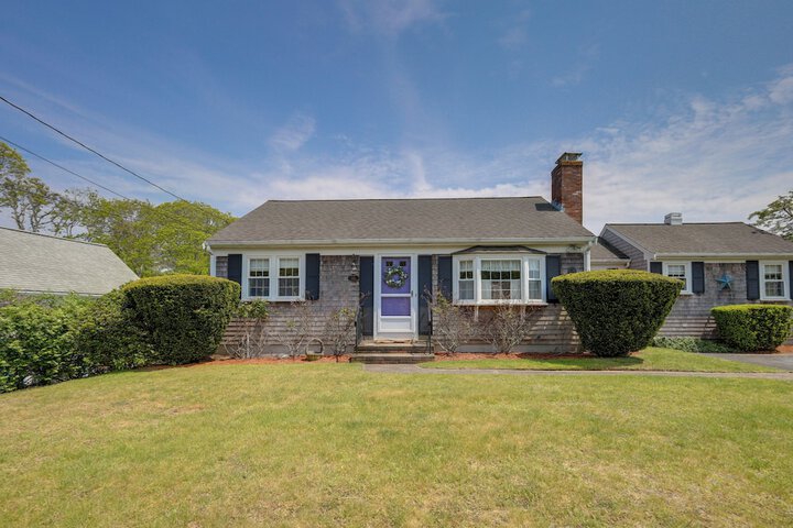 1 Mi to Beach: Quiet West Dennis Escape w / Sunroom