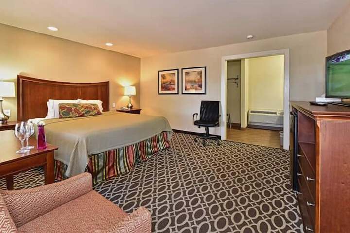 Sunday House Inn and Suites