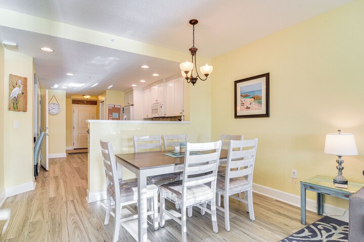 Waterfront Condo w / Water Park Walk to the Beach!