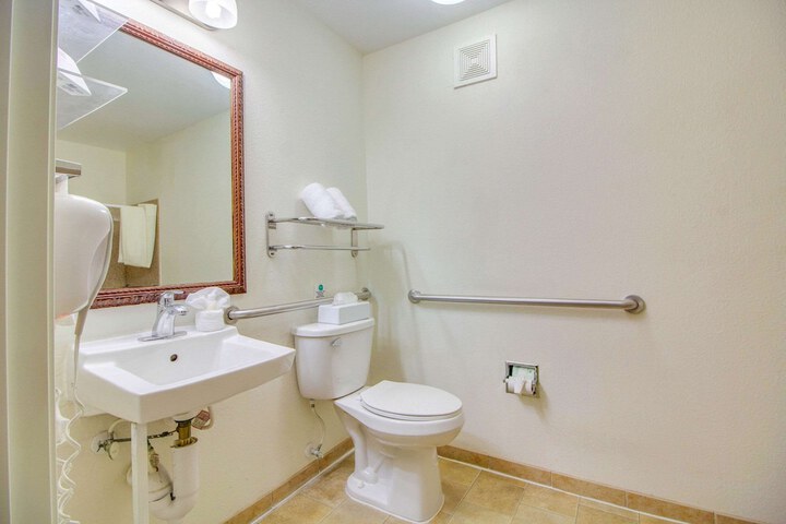 Room 16 of 28