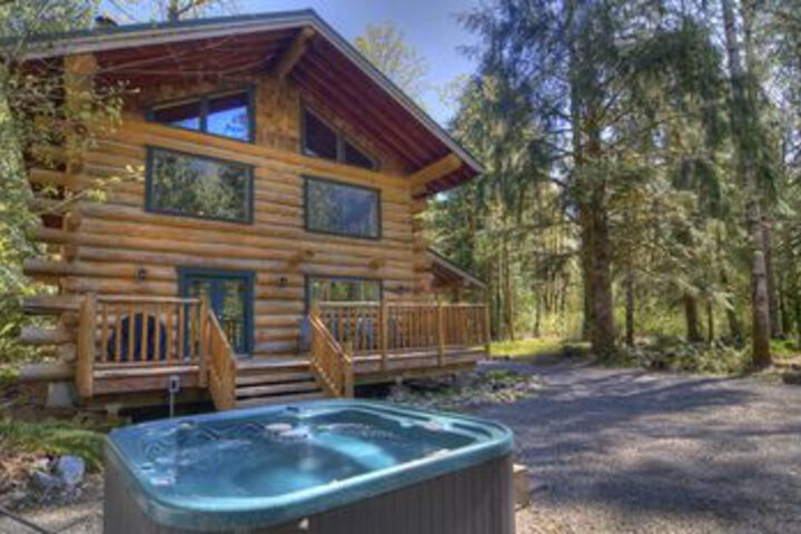 Tall Timbers Lodge Cabin with Hot Tub