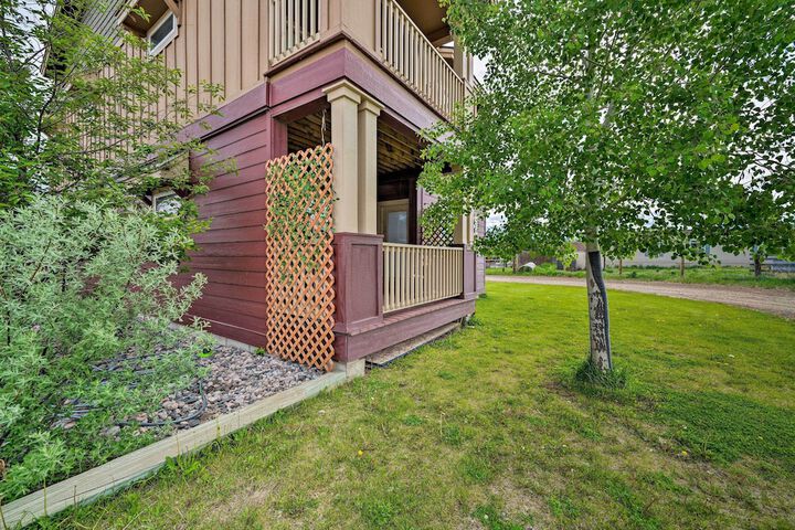 Walk to Main St! Ennis Townhome w / Balcony