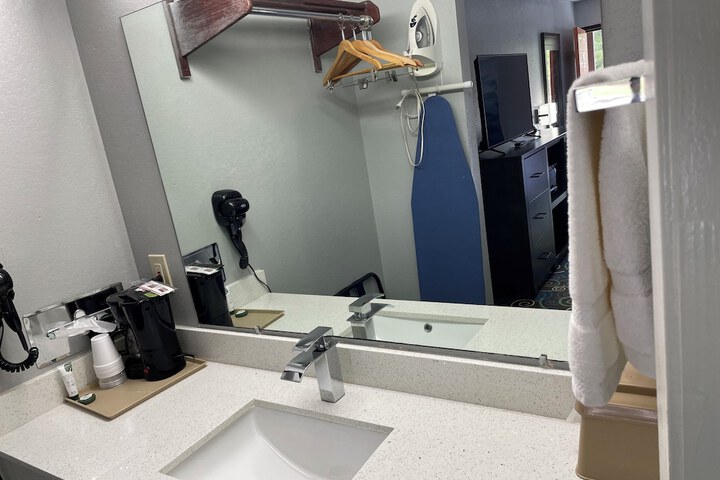 Clairmont Inn & Suites Warren