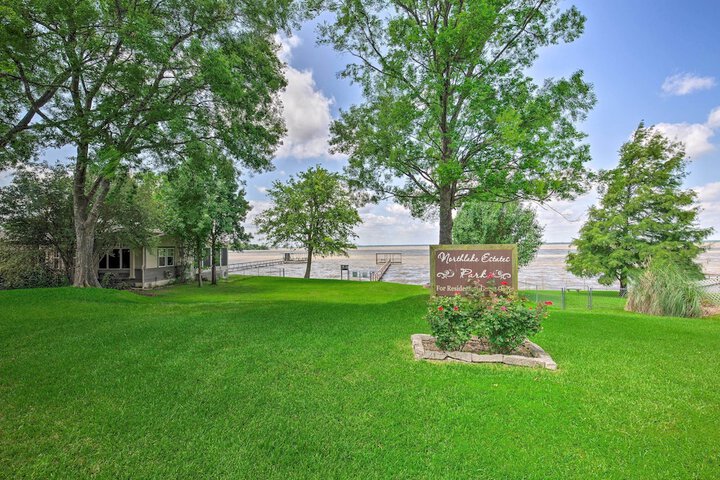 Cedar Creek Lake Access: Retreat w / Deck