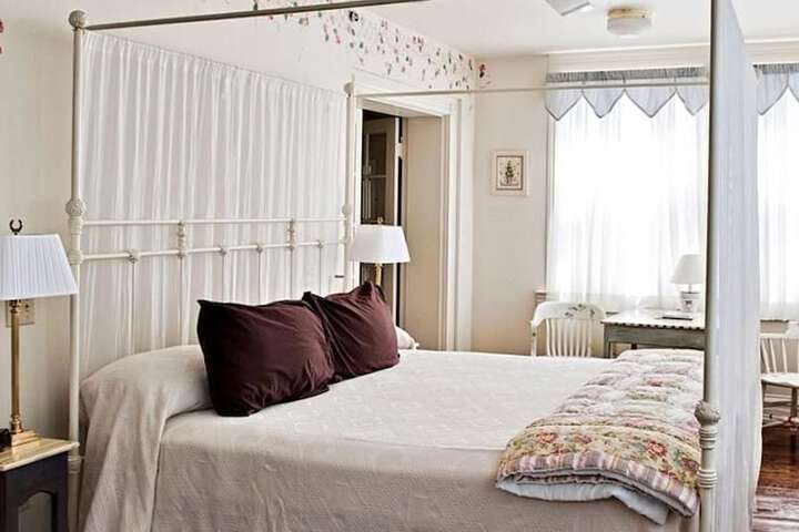 Room 27 of 65