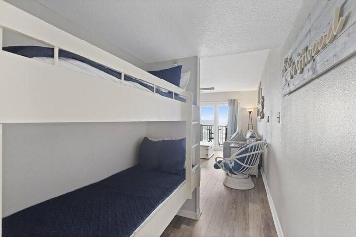 Gorgeous views Oceanfront, Pool,The Driftwood!