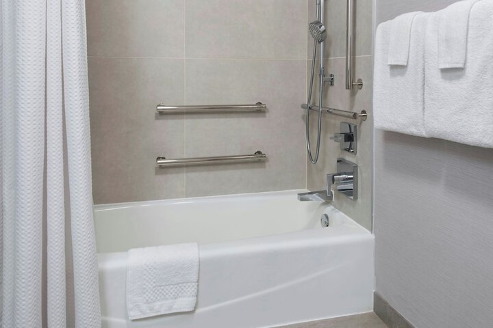 Courtyard by Marriott Newark Liberty International Airport