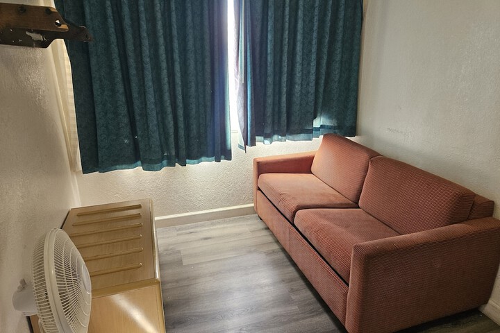 Room 13 of 27