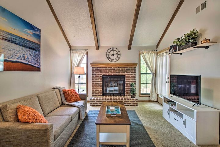 Shawnee Condo 10 Mi to Downtown Kansas City!
