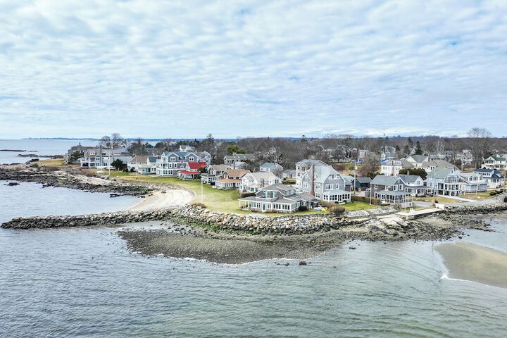 Charming Westbrook Cottage Steps to Private Beach