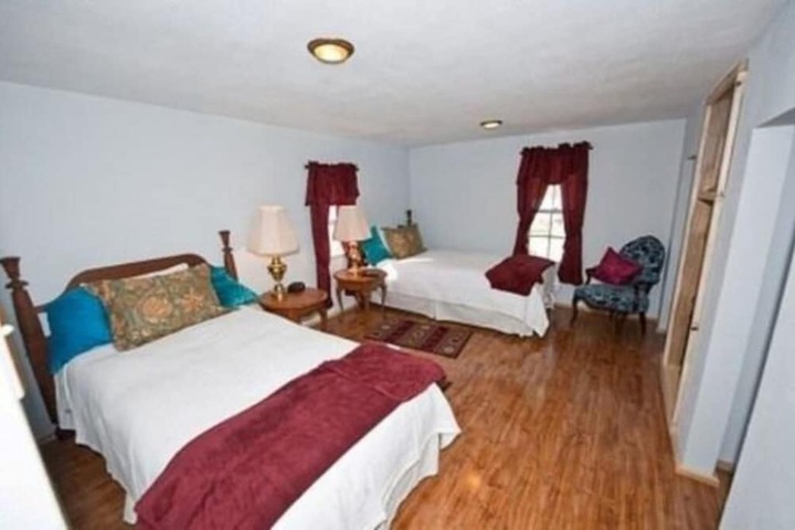 Room 33 of 40