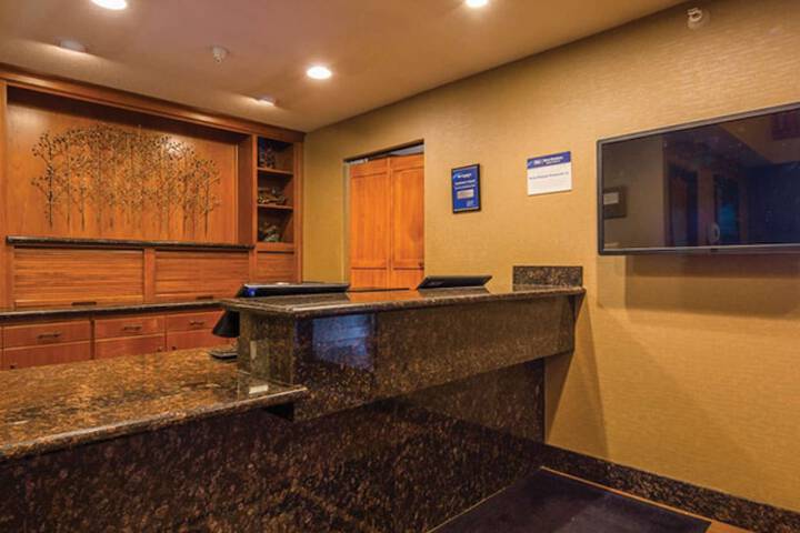 Best Western Plus Deer Park Hotel & Suites