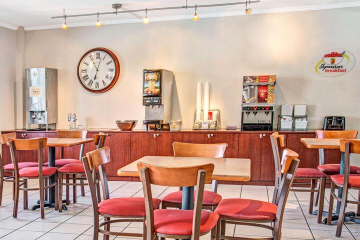 Super 8 by Wyndham Kissimmee